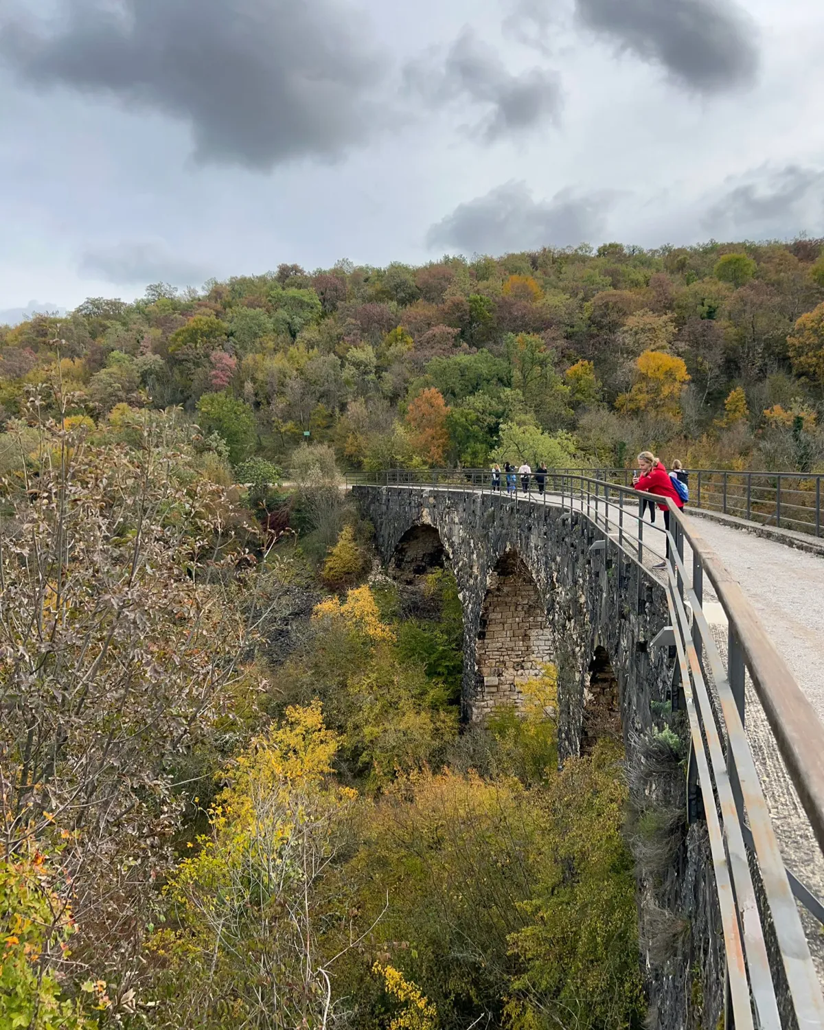Kameni most na Parenzani okružen jesenskim bojama prirode tijekom šetnje na retreatu za mame u Istri.