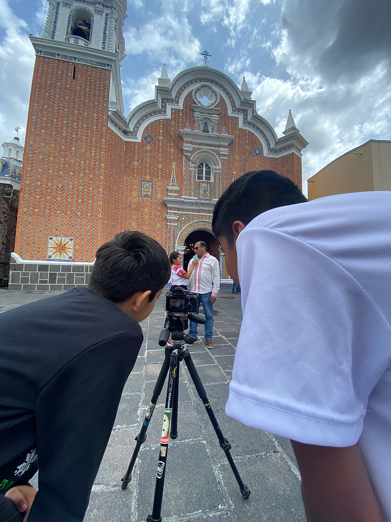 Entre tejidos, flores y tradiciones milenarias, niños y niñas nos cuentan como su comunidad se prepara para la fiesta de las fiestas "El Xochipitzahuac" descubriendo la riqueza de este legado. 