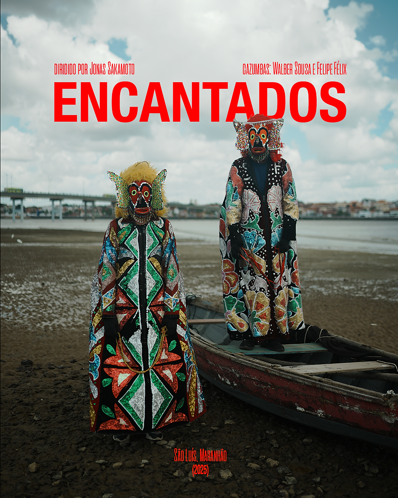 El Cazumba es una figura encantada y simbólica del Bumba Meu Boi de Maranhão, especialmente en el estilo de la Baixada. Responsable de la purificación, preparación y protección, no es hombre ni mujer, sino una fusión de espíritus y animales, rodeada de magia. Actúa como guardián del toro y de los artistas, interactuando juguetonamente con el público y fortaleciendo la conexión con la multitud.