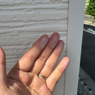 手に粉が付いている