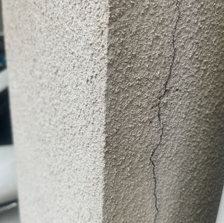 柱に縦にながいヒビ