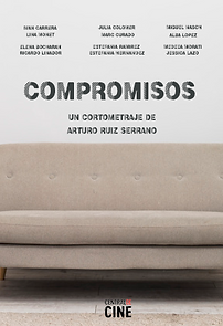 acogedor-sofa-vacio-sala-cerca-maceta-ta