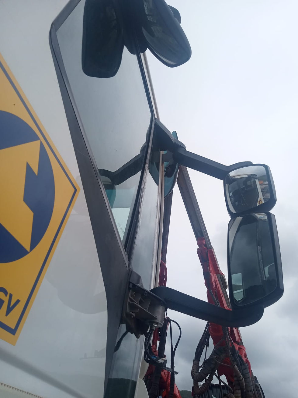 Camion Iveco Tector 240 E28 6x2 (con tractor) 09.jpg