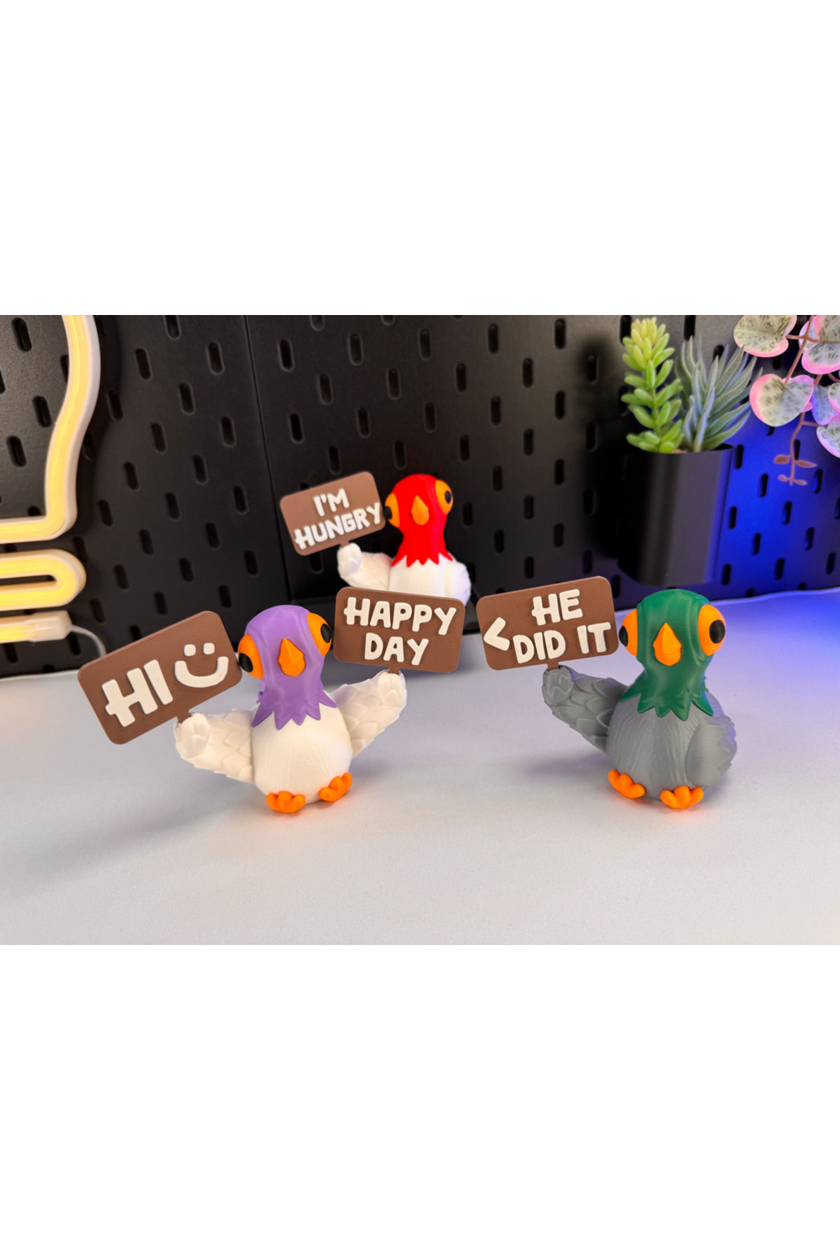 3'lü Şaşkın Güvercin Figür – Pankartlı Dekoratif Obje (Mesaj Seçilebilir)