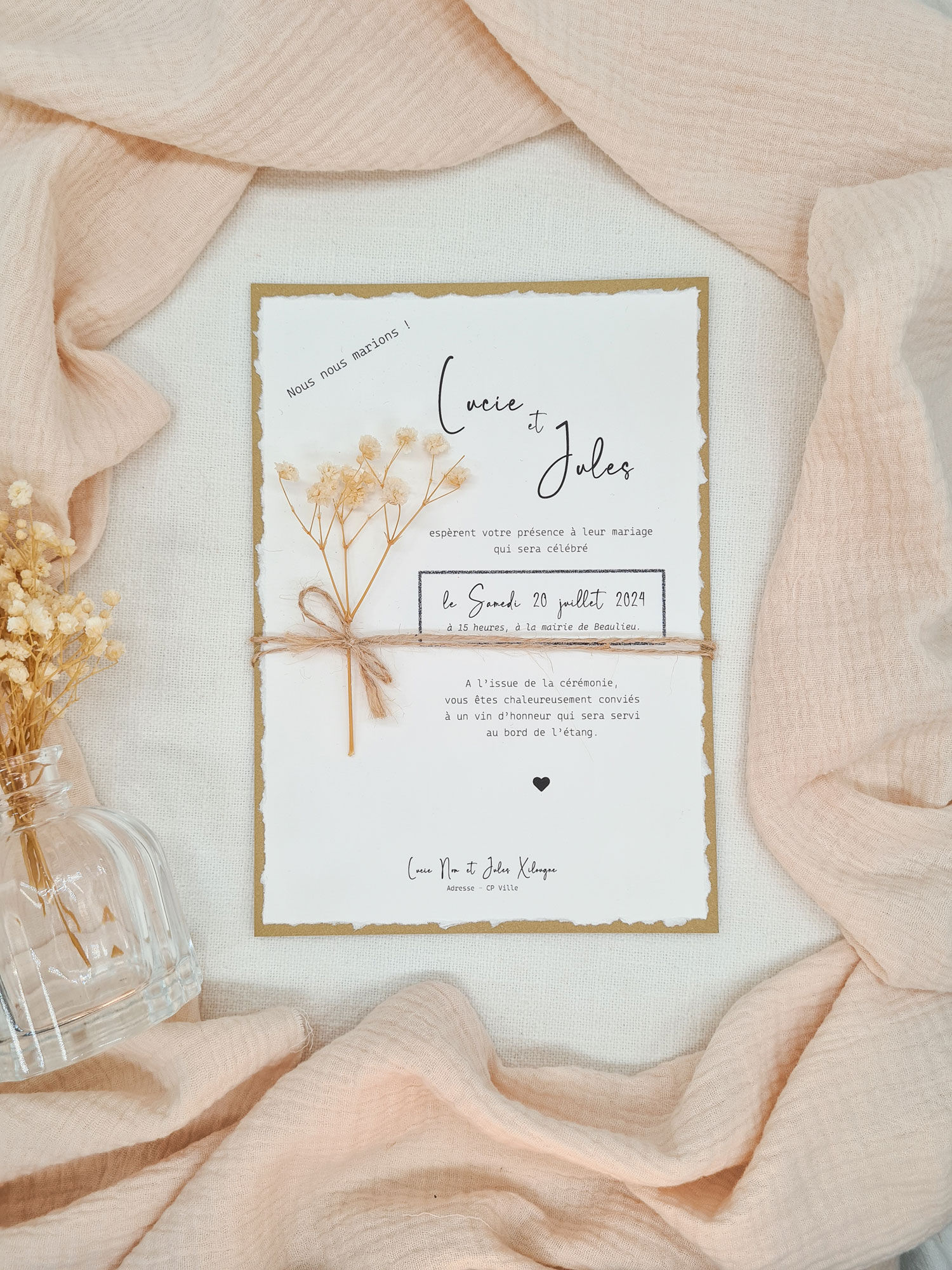 Invitation mariage d'un style champêtre original. Attaché avec de la ficelle et monté sur du carton pour un effet rustique.