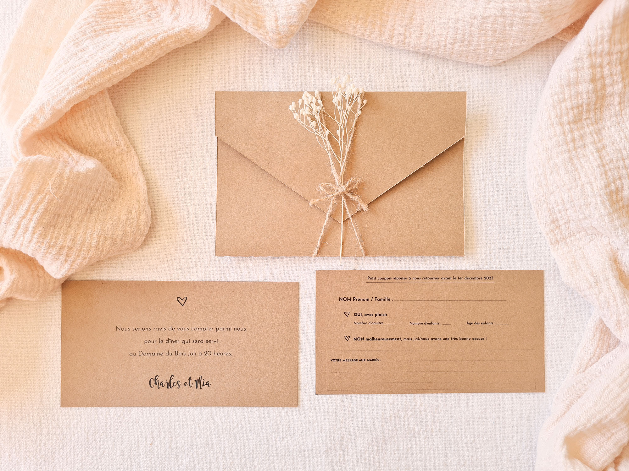 Carton réponse mariage personnalisable en papier kraft pour completer un faire-part au style champêtre.