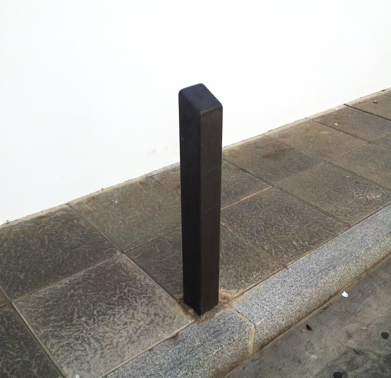 Miniatura: BOLARDO MOD. CUADRADO (ENTERRAR) - Ref. 6945