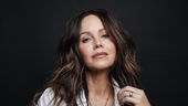 LISTEN: Cyndi Thomson’s ‘Perfume on the Floor’ Is a Masterclass in Subtle, Soulful Storytelling