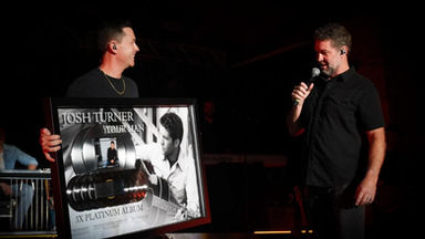 WATCH: Full-Circle Country Moment: Scotty McCreery Surprises Josh Turner With 5x Platinum “Your Man” Plaque