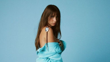 Lily Meola and Willie Nelson Find Island Breeze and Honky-Tonk Soul on “Tumbleweeds and Chewing Gum”