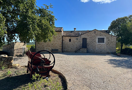 Le mas en pierre du domaine Le Mas des Terrasses, au cœur du vignoble bio