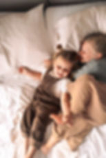 kinder-im-hotelbett-bei-jagaalm-in-zell-am-see-fotoshooting by lgsbf