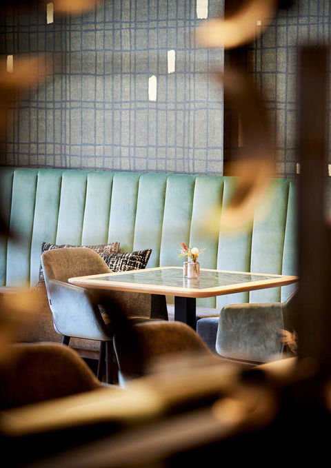 Gemütliche Sitzecke im Hotel Alte Post mit Tisch und Stühlen