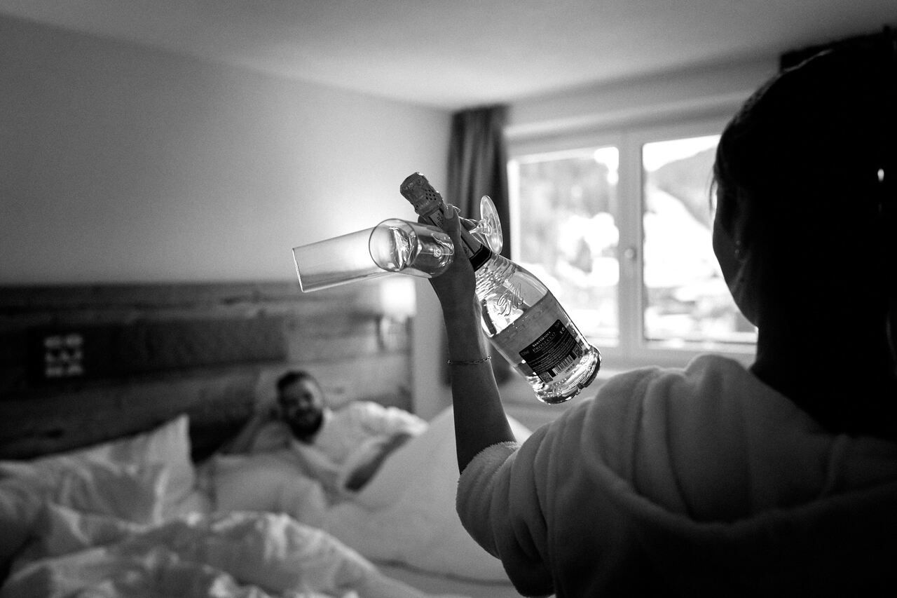 Paar genießt Urlaub in Nauders mit Sekt