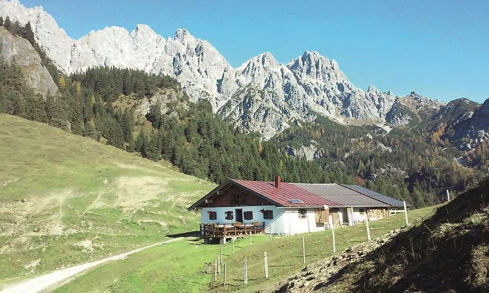 Junges Paar genießt bei der Post Hüttenrallye ihre Drinks in der Sonne in Fieberbrunn