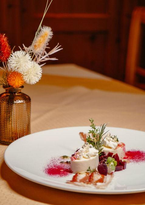 Weißer Teller mit raffiniertem Gericht im Hotel Alte Post