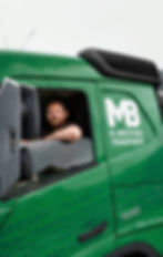 LKW-Fahrer-in-LKW-von-Breitfuss-Milchtransport-Maishofen