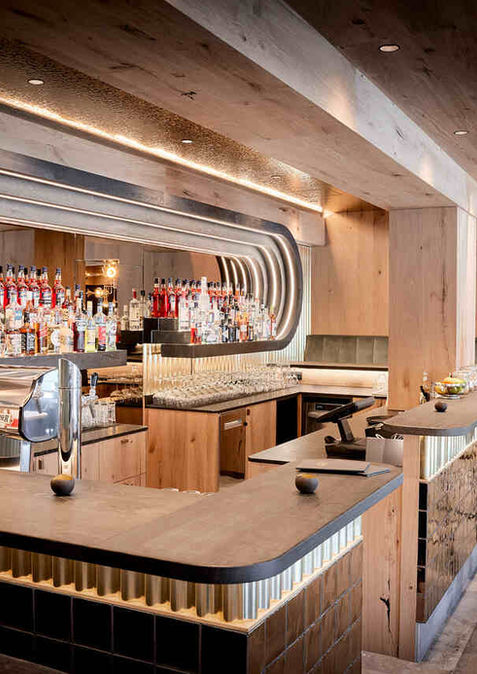 Moderne Hotelbar mit Getränken