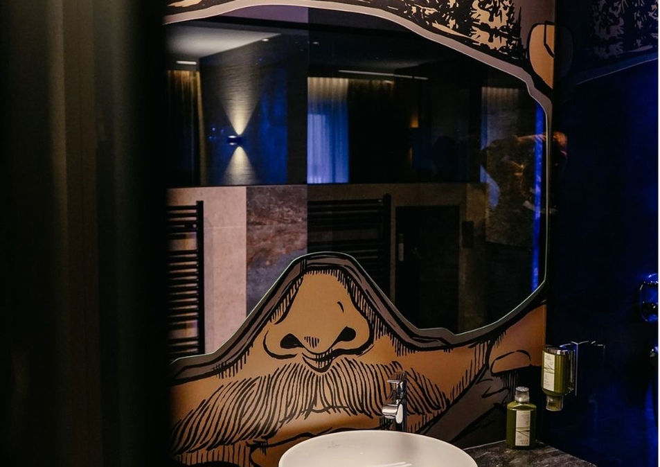 Modernes Badezimmer mit Spiegel und Bergmotiv