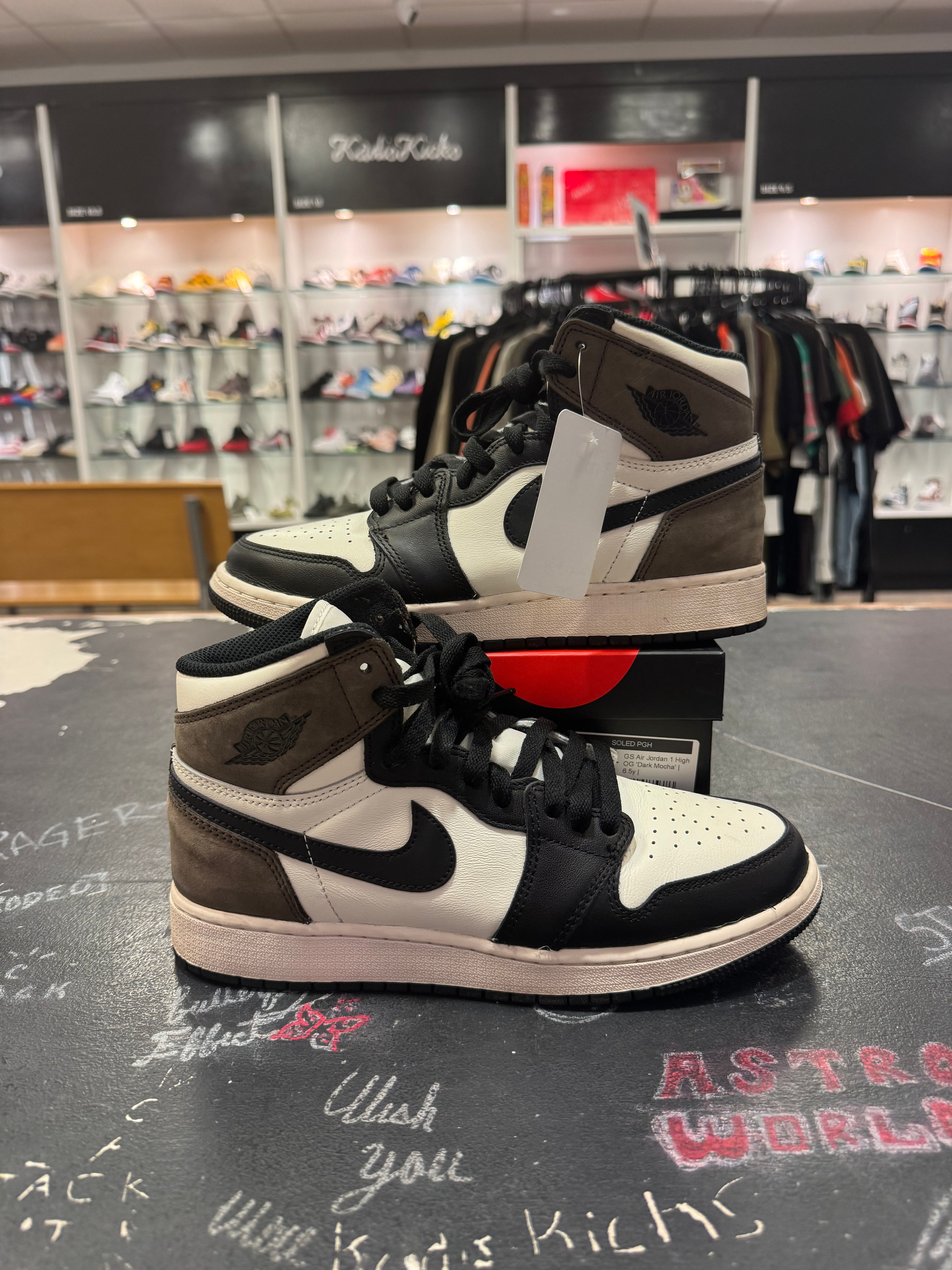USED Jordan 1 “Mocha” size 6.5y 