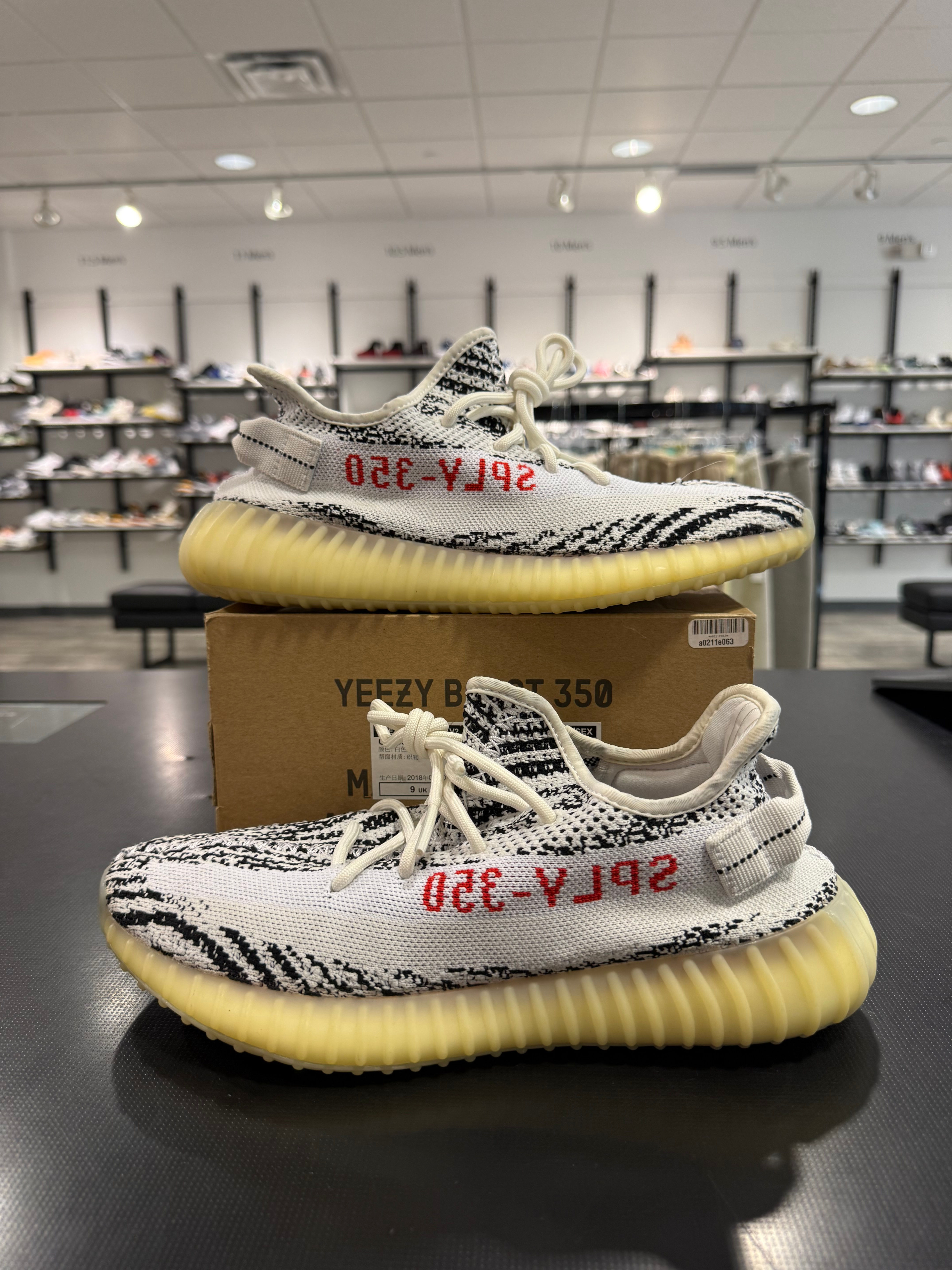 USED Yeezy 350 “Zebra” size 9.5
