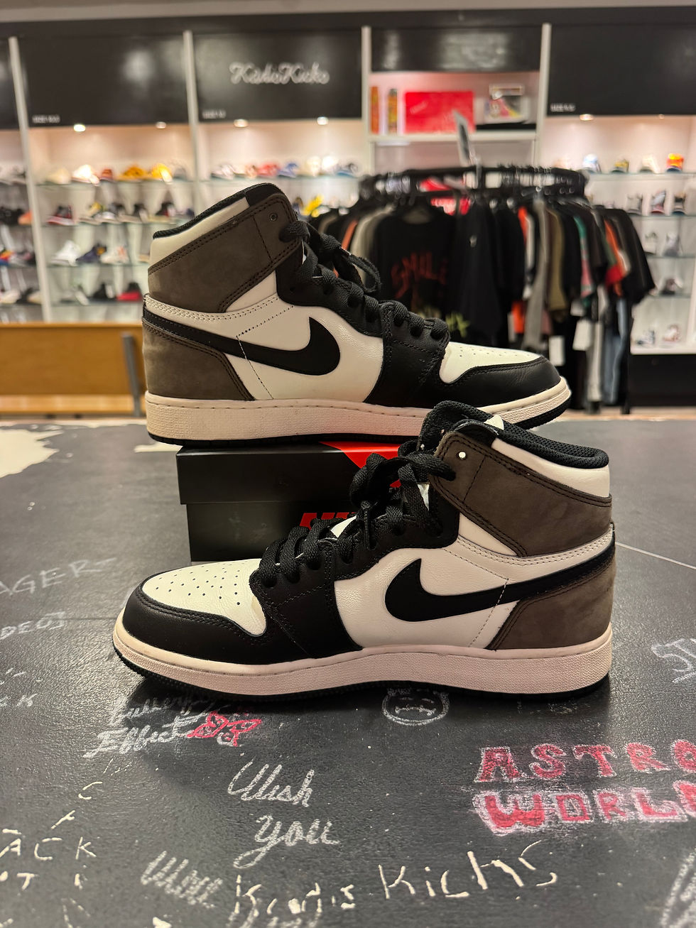 Thumbnail: USED Jordan 1 “Mocha” size 6.5y 