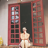 Olá, eu sou a Fernanda!
O yoga me pegou de surpresa quando eu ainda pensava apenas em teatro. Ao longo do meu bacharelado em Artes Cênicas (FAP/UNESPAR), passei a me interessar pela criação por meio do corpo e do movimento. Curiosa, fui investigando as possibilidades do teatro físico, teatro-dança, preparação corporal, expressão corporal, contato-improvisação e educação somática.
Foi rolando e espiralando no chão da sala de ensaio, brincando com o corpo e suas âncoras de presença, que, em 2017, me deparei com esse tal de yoga. Preciso dizer que foi paixão à primeira Saudação ao Sol?
Comecei a praticar, ainda sem entender muita coisa. Até que a arte, mais uma vez, me conduziu ao yoga. Em 2019, fui para Salvador/BA fazer uma especialização em Estudos Contemporâneos em Dança (UFBA). E lá me apaixonei pelo Vinyasa Flow.
O yoga foi ganhando uma proporção muito maior do que eu imaginava e, assim, em 2020 fiz uma capacitação pelo Estúdio Yogabahia em parceria com o Kaivalyadhama Yoga Institute. Ao concluir minha formação, em 2021, comecei a dar aulas de Vinyasa Flow e Yoga Restaurativo.
Nesse mesmo ano, senti que precisava aprofundar minha prática pessoal e trabalhar foco e disciplina. Escolhi o Ashtanga Yoga para isso — e encontrei exatamente o que procurava. Sou profundamente feliz e grata por essa prática e pela orientação cuidadosa da minha professora, Laura Miguel. Em 2024, fui professora assistente de Ashtanga e iniciei o ensino do método em aulas particulares.
Vem conhecer o Ashtanga! Será uma imensa alegria poder compartilhar e construir essa prática com você!
Sobre o Ashtanga Yoga:
O Ashtanga Yoga é uma prática dinâmica e fluida que integra respiração e movimento. O método foi sistematizado pelo professor indiano Pattabhi Jois e se diferencia de outros estilos por suas sequências fixas (as séries) e por um modo de ensino gradual e individualizado.
A aula no estilo Mysore é a forma tradicional de aprendizado do Ashtanga. Nela, cada praticante é orientado individualmente dentro do grupo, recebendo as posturas da primeira série de maneira progressiva, sempre respeitando seu corpo, seu ritmo e seu tempo de integração.