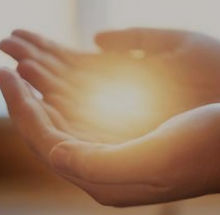 Essa técnica é uma combinação de diferentes técnicas de Massagem com a sabedoria da física quântica e da energia sutil. Uma experiência ativadora do equilíbrio integral em todos os campos do seu ser, liberando bloqueios energéticos, promove alívio de tensões e estimula a capacidade natural de autocura do corpo, mente e espírito. Redescubra o seu bem estar e sinta-se renovado a cada sessão.