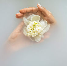 A terapia de regressão tem como objetivo retornar as lembranças do passado recente ou até muito antigas que possam estar gerando algum desconforto no presente seja físico ou emocional.