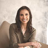 Após várias escolhas frustradas em relação a cursos de faculdade, vida profissional e relacionamento, comecei minha jornada de autoconhecimento. Percebi o quão distante eu estava da minha própria essência a fim de atender a expectativas alheias. E, durante um período delicado de profunda tristeza, busquei auxílio na filosofia estoica e nas terapias integrativas, que abriram meu horizonte para esse "algo a mais” do universo.
Passei pelas Barras de Access e pela Mesa Radiônica e, à medida em que eu ganhava mais consciência, fui me libertando de situações que não ressoavam mais com minha nova versão e fui atraindo novas oportunidades mais compatíveis. Foi então que, através da leitura do meu mapa de nascimento com base na numerologia cabalística, obtive total clareza sobre aspectos da minha personalidade, meus desafios e minha missão, e, com a Análise Existencial, pude alinhar minha vida com o meu propósito de maneira mais assertiva.
O sentimento de estar no caminho certo não tem preço, e a falta de autoconhecimento pode nos custar anos de vida estagnados sem autorrealização, buscando distrações que nunca nos preencherão, afinal: “Pra quem não sabe onde quer chegar, qualquer caminho serve.” E hoje minha realização é auxiliar outras pessoas a se conectarem com sua própria essência para manifestá-las ao mundo.