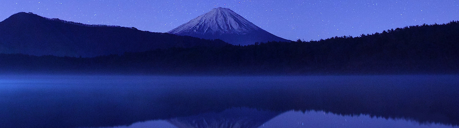 Wasser und Berge bei Nacht