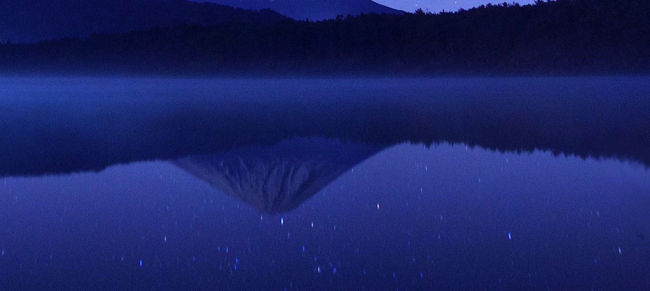 Wasser und Berge bei Nacht