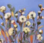 Dipinto di fiori bianchi su sfondo azzurro.
