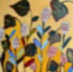 Dipinto astratto di fiori e foglie su sfondo giallo.