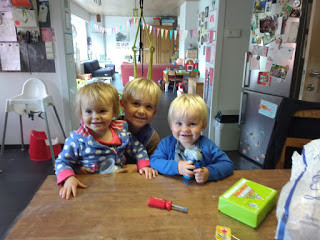 foto aangekregen tijdens het ontbijt, de kids missen ons blijkbaar niet. Oma's aan de top!