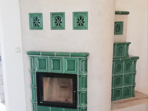 Kachlový akumulačný krbu s lavičkou na sedenie v Chorvátsku