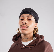 Treyvon veste um moletom preto e durag. Ele está em um estúdio fotográfico de fundo branco