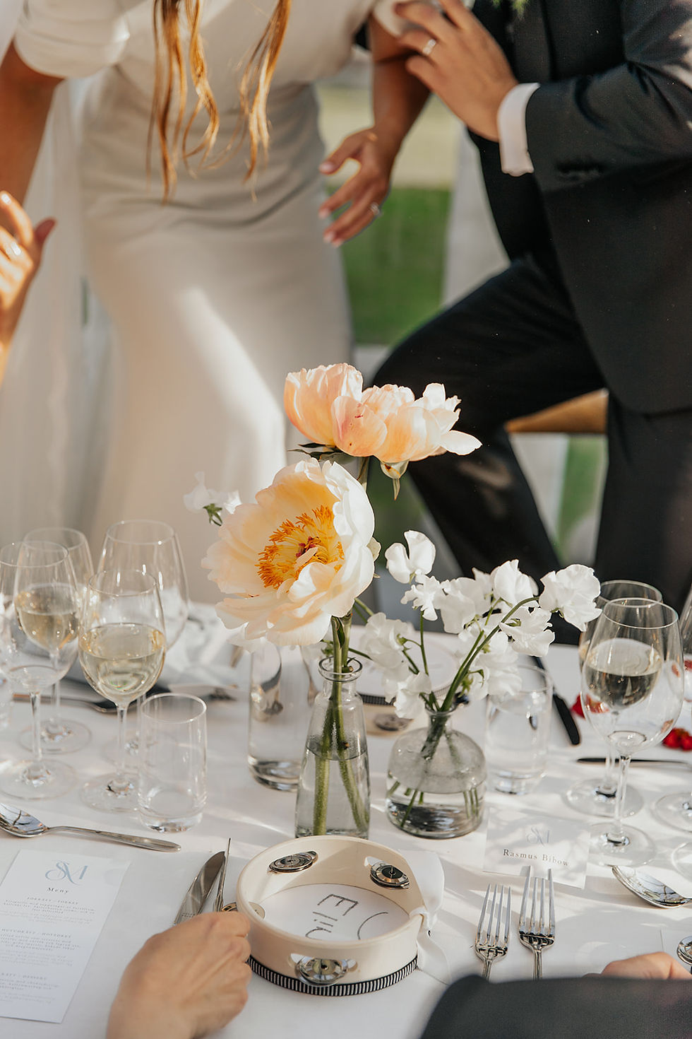Bride and groom celebrating their wedding dinner in a castle in Sweden near Stockholm, Häringe slott. Wedding planner stockholm, social media ideas, wedding plnning tips.