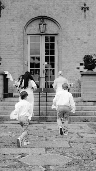 Bride and groom sharing cake in a swedish venue in Stockholm, Högberga Gård, wedding planner Stockholm, Swedish wedding venue