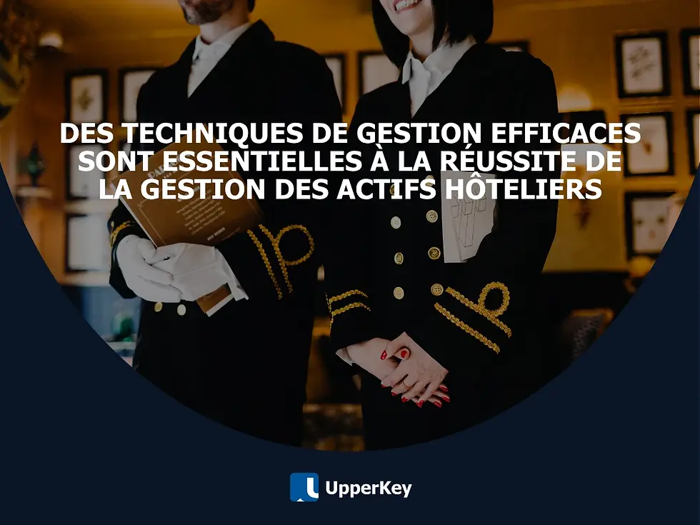 Concierges d'hôtel en uniforme tenant les documents des clients