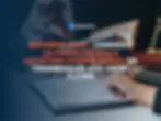 Discussion fiscale avec stylo, contrat et balance de justice
