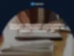 Main tenant un stylo au-dessus d’un contrat sur bureau