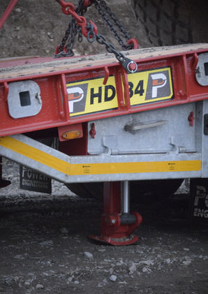 Power Engineering HD-34 LW Low Loader Showing the levelling rams.JPG