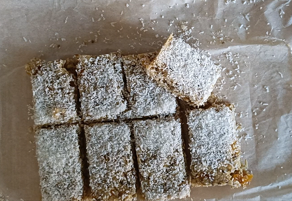 No-bake lemon bars met chia, havermout en cashewpasta