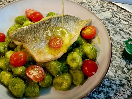 Gnocchi met pesto en crispy zeebaars