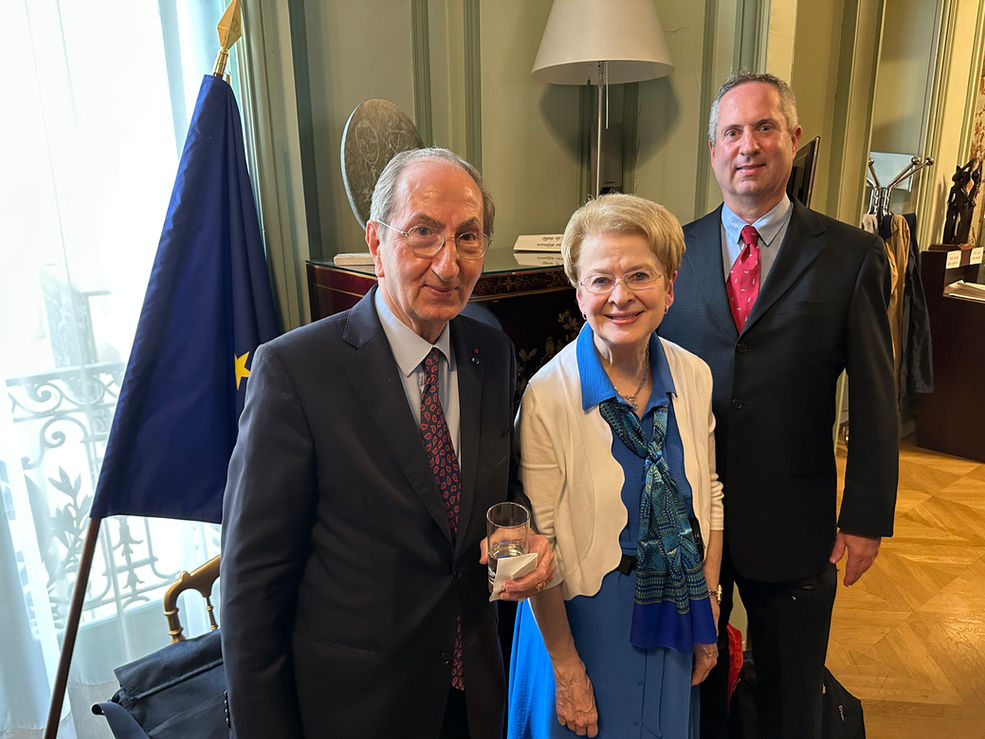 Denis FADDA, président international de la Renaissance Française, Margot STEINHART, présidente de la délégation de la Renaissance Française aux Etats-Unis, et Matthew WYATT, trésorier général de la Renaissance Française aux Etats-Unis, à la réunion annuelle à Paris le 10 juin 2026.
