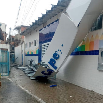 Chuva derruba estrutura da fachada de creche inaugurada no ano passado no Caípe em São Francisco do Conde