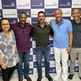 Exibindo barriga chapada
ex-prefeito recebe apoio de lideranças políticas ligadas à Universal
