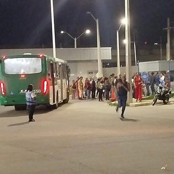 CAOS NO TRANSPORTE METROPOLITANO:
Avanço Transportes deixa
Trabalhadores na mão mais uma vez e passageiros protestam fechando saída da Estação Águas Claras