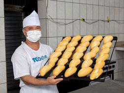 Candeias: Prefeitura distribui mais 8 mil pães diários através do projeto Mão na Massa do Social